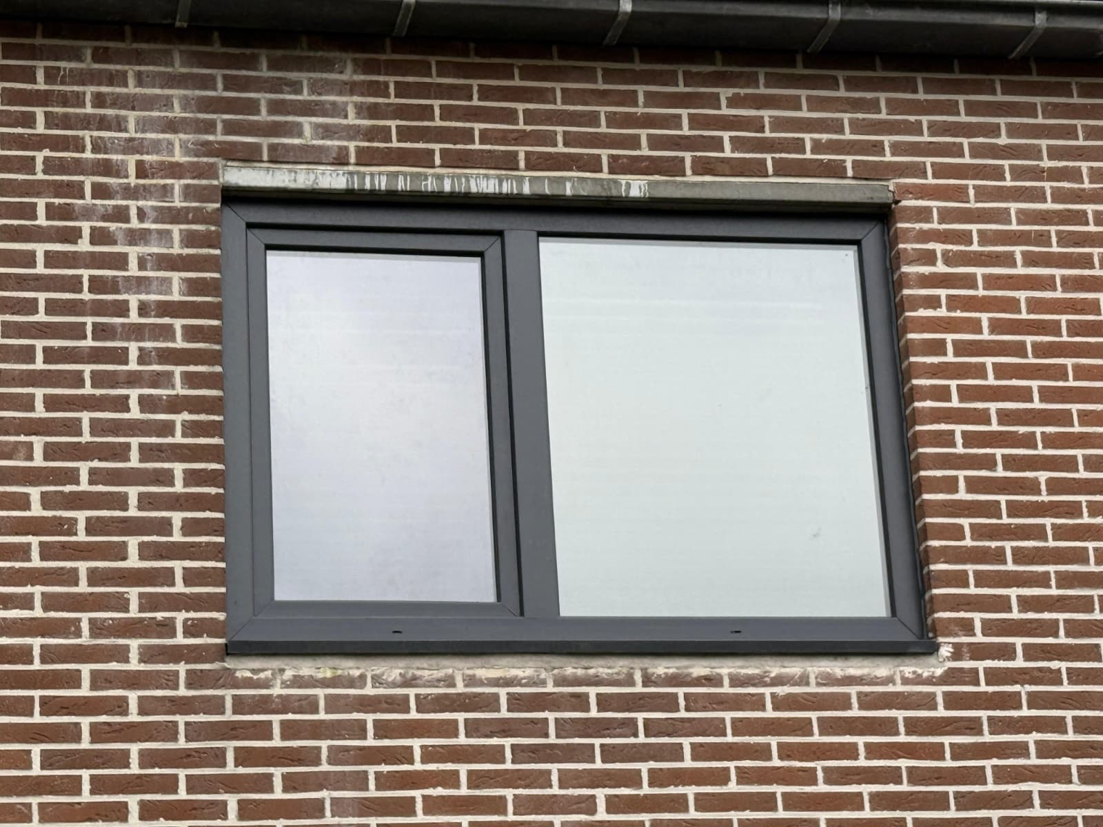 Tweepanels antraciet raamkozijn