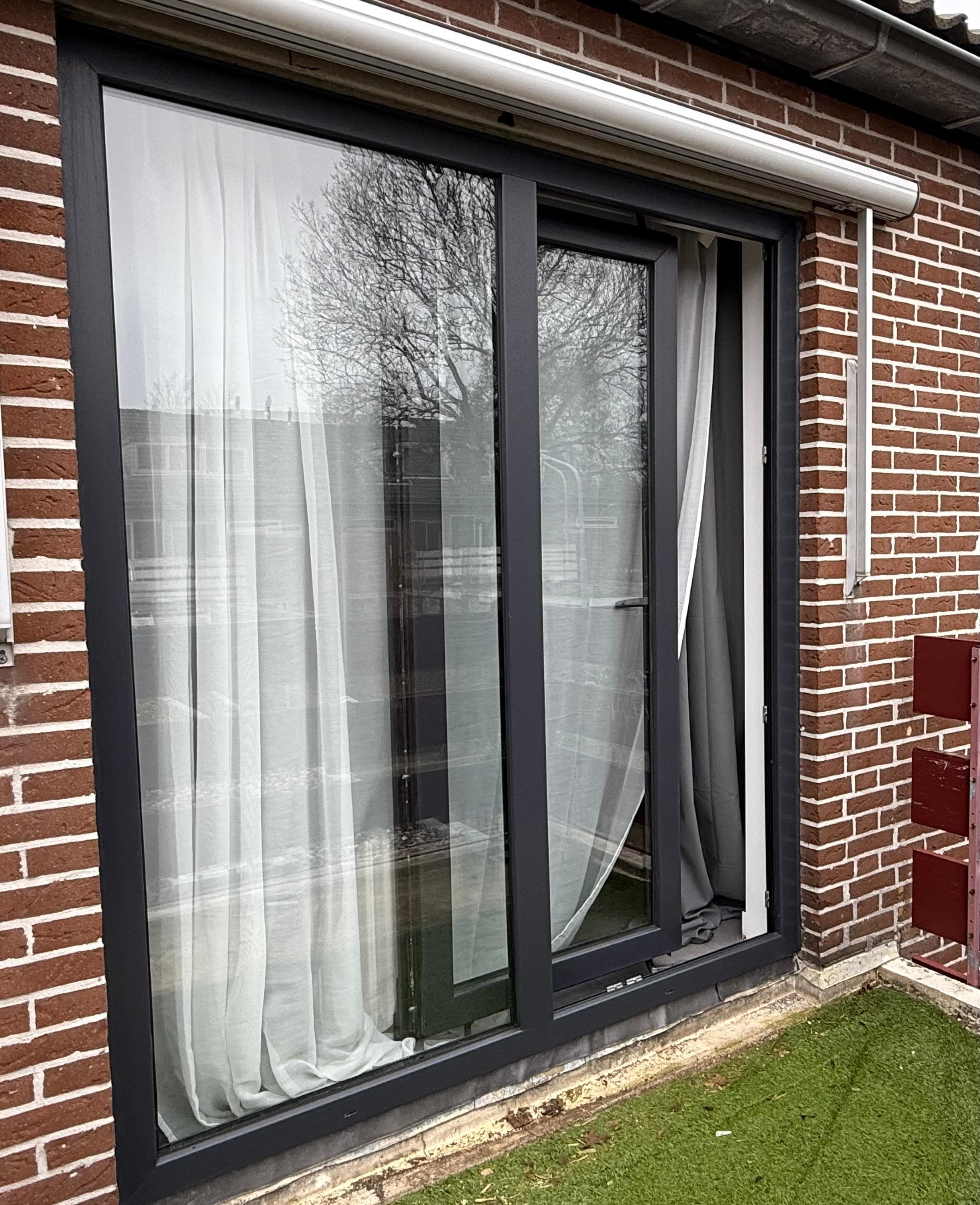 Antraciet schuifpui tuin